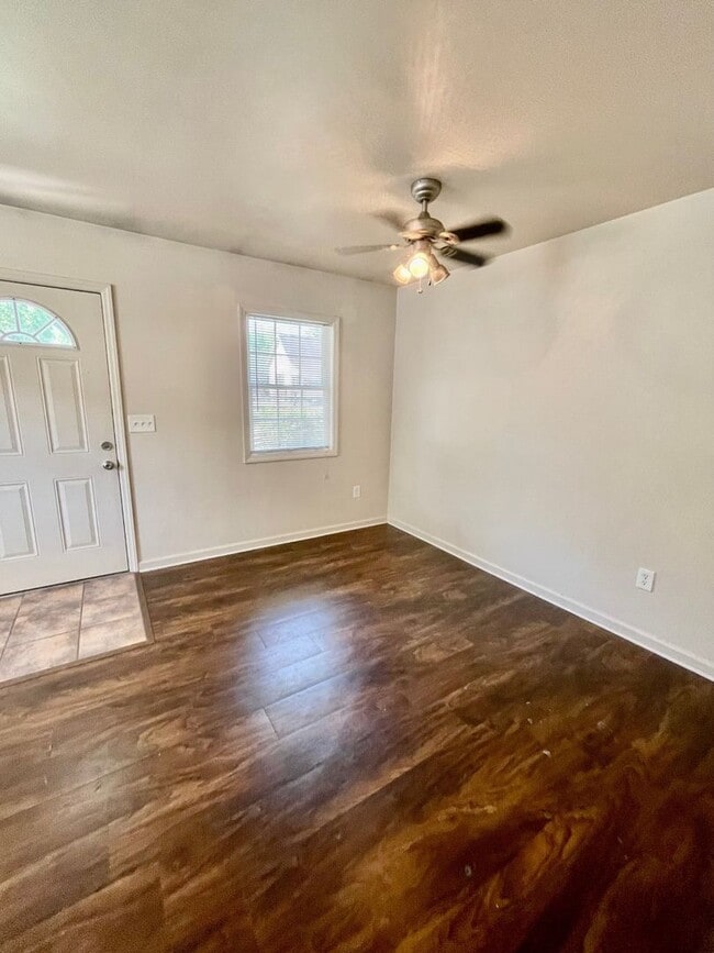 Building Photo - 1 Bedroom 1 Bath Duplex Cute and charming area in the heart of Huntersville... perfect for single...