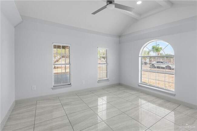 Foto del edificio - 13 Dana Dr