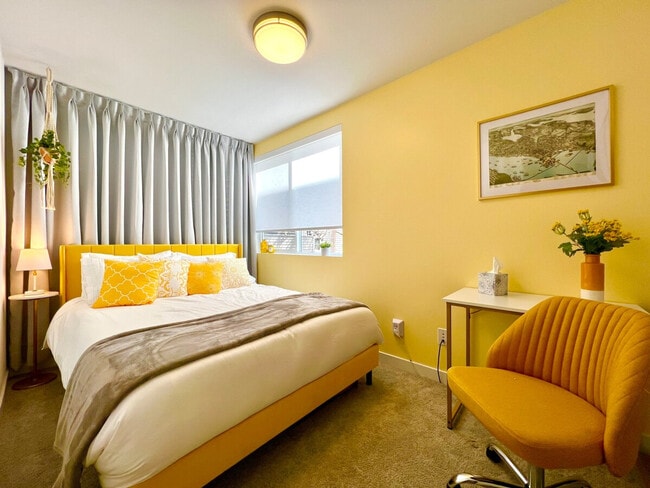 Building Photo - 700 Broadway E