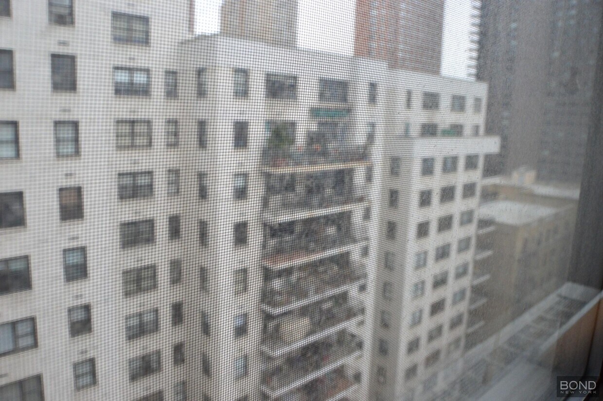 Building Photo - 400 E 89th St