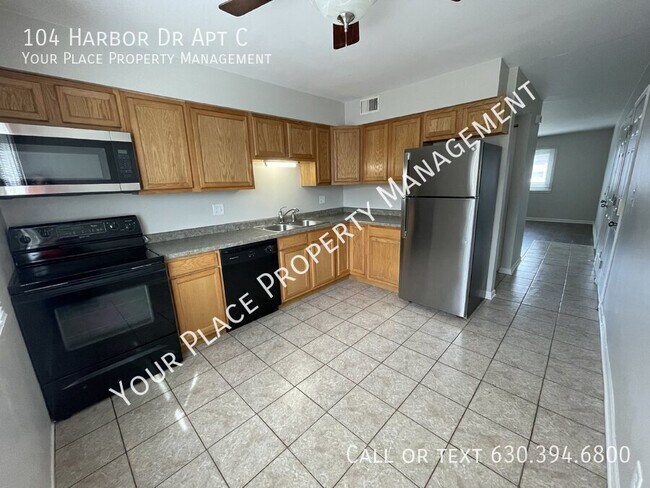 Building Photo - Freshly Painted 2BR, 1BA Centrally Located...