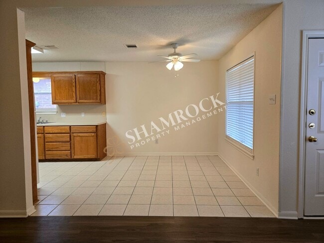 Building Photo - Cougar Ridge Duplex