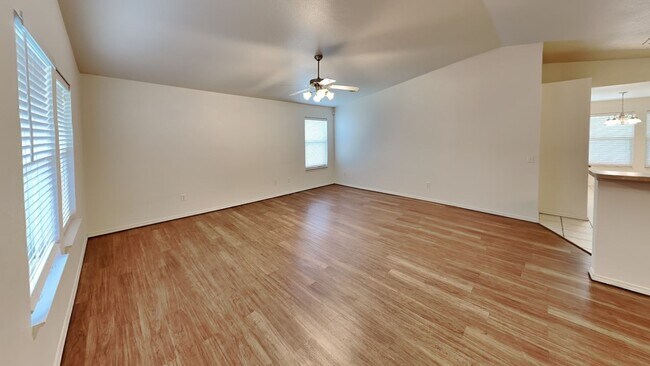 Foto del edificio - 3 Bedroom 2 Bath with 2 Car Garage - Moore...