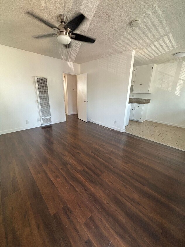 Foto del edificio - 4115 W Century Blvd