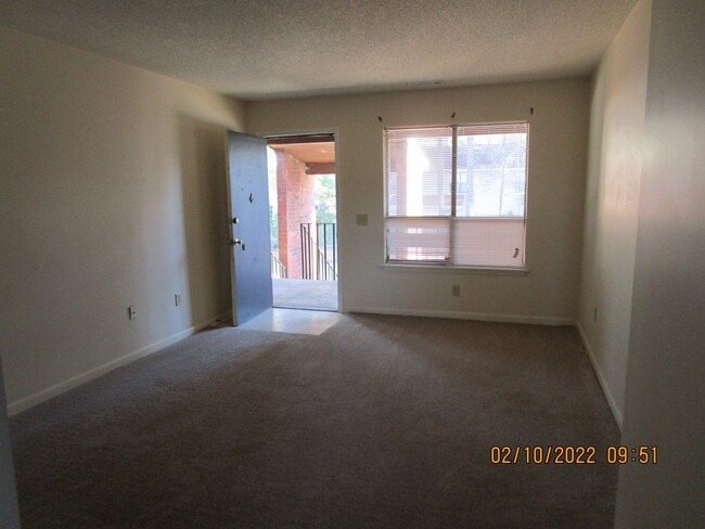 Building Photo - Upstairs Unit at Willow Run