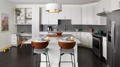 Building Photo - 1610 E 6th St