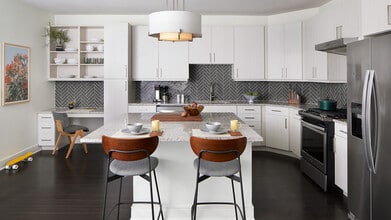 Building Photo - 1610 E 6th St