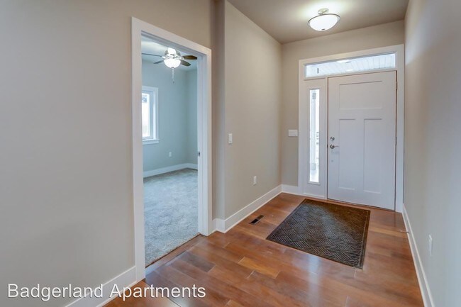 Building Photo - 705 Vineyard Dr