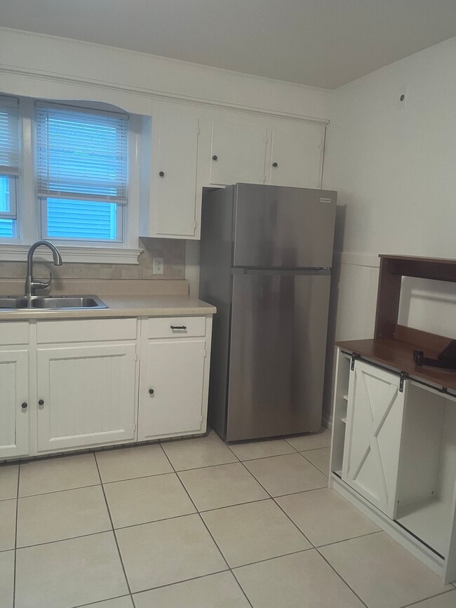 Building Photo - 136 King St