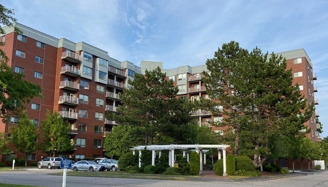 Well-maintained entrance - 148 Breakwater Dr