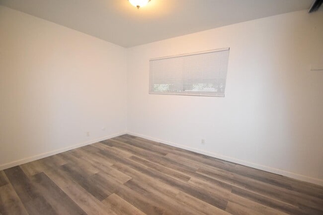 Building Photo - 488 S Sunset Ave