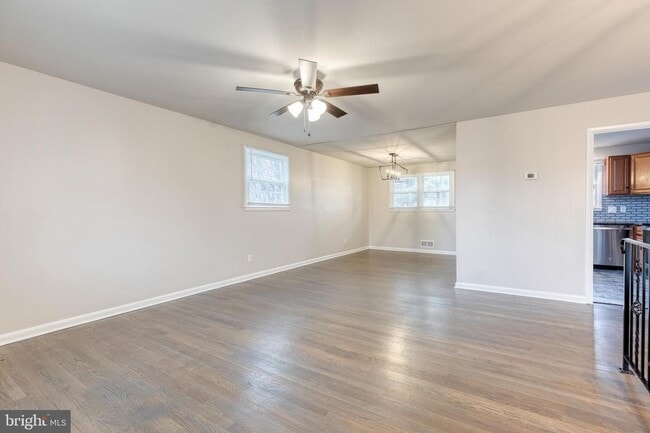 Building Photo - Check out this 4bd 2bth split foyer home!