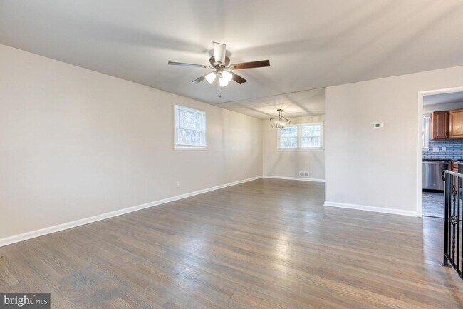 Foto del edificio - Check out this 4bd 2bth split foyer home!