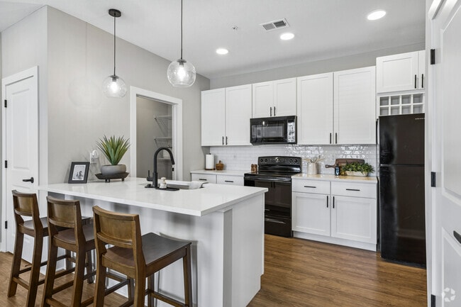 1BR, 1BA - 722SF - Kitchen - Carriage Park