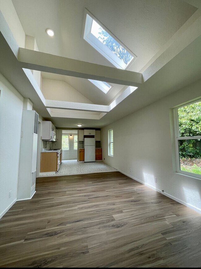 Foto del edificio - Remodeled Beauty in Woods Setting with Riv...