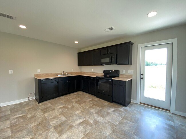 Building Photo - Home for Rent in Talladega, AL!!! Available to View with 48 Hours Notice!