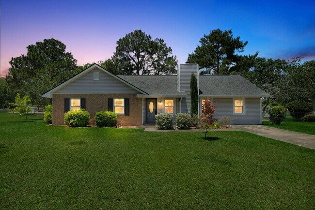 Foto del edificio - Charming 3BR Ranch Style Home on Quiet Cut...