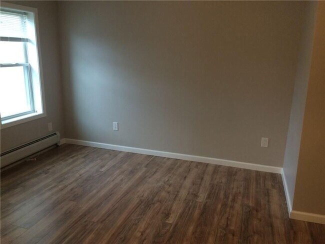 Building Photo - Renaissance Triplex