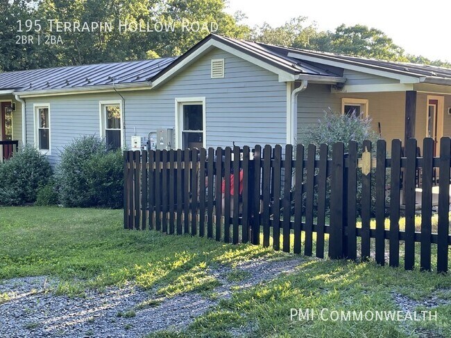 Building Photo - 2 Bed / 2 Bath Single Family (Available 2/...