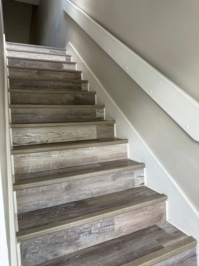 Foto del edificio - Upstairs newly remodeled Townes of Southgate