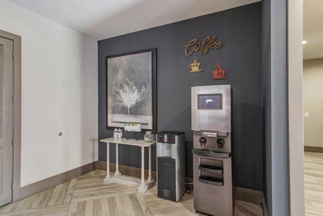 ¿Necesita café? Visite nuestra casa club. Gratis para residentes. - District at Medical Center Apartments