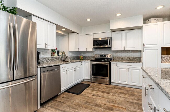 Foto del edificio - 1052 Pine Tree Dr