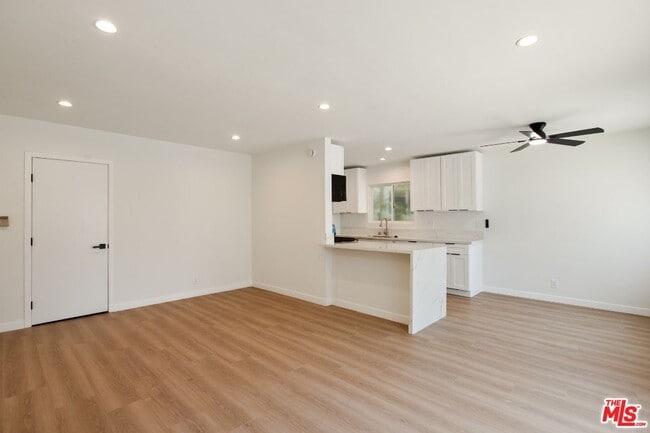 Building Photo - 352 S Doheny Dr