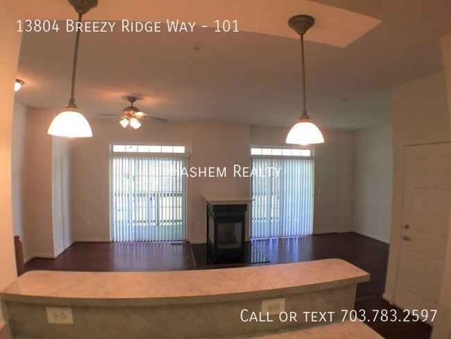 Building Photo - Lovely & Spacious 2 Level Townhouse-Condo ...