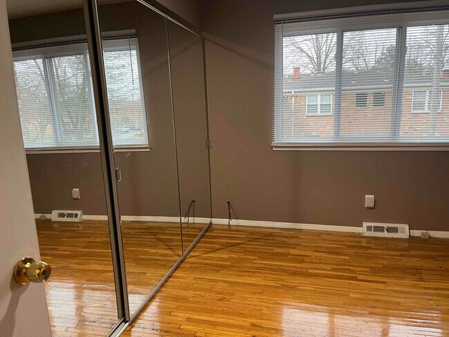 Foto del edificio - 4902 Wickford Dr E