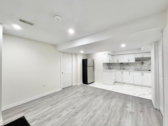 Building Photo - 5 Forest Edge Cres