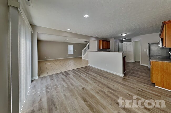 Building Photo - 2337 Middle View Dr