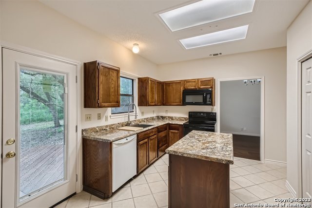 Foto del edificio - 8527 Timber Pl
