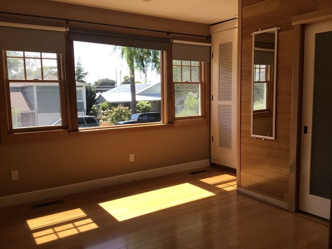 Building Photo - Perfect Entertaining Home!