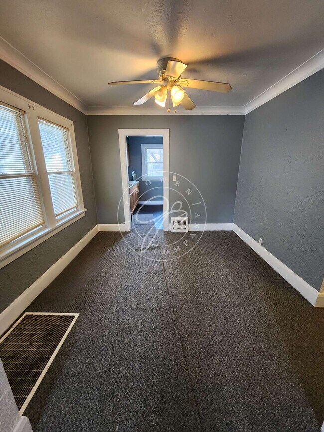 Building Photo - 2 bed with huge bonus finished room in basement!