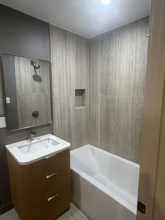 Foto del edificio - 422 E Fairview Blvd