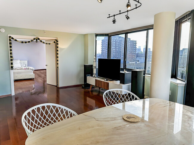 Living - 700 Grove St