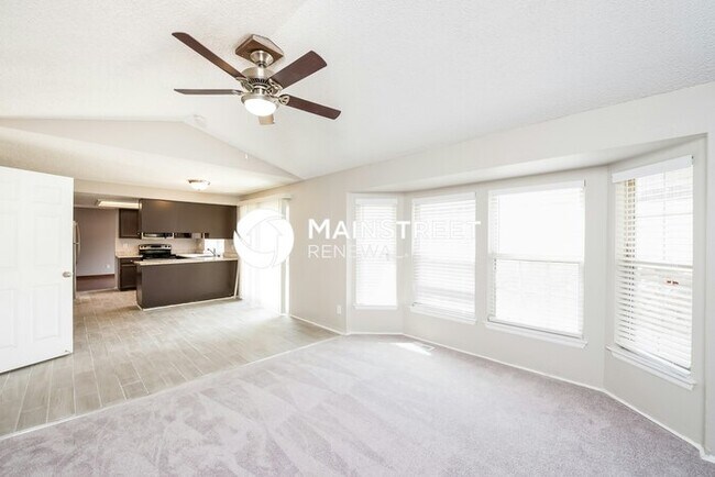 Foto del edificio - 4 Bedroom Pet-Friendly Home in Aurora, CO with Main Street Renewal