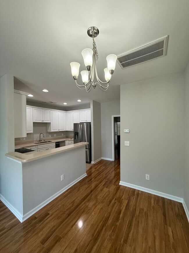 Foto del edificio - Move in Ready Three Bedroom Townhome in West Ashley