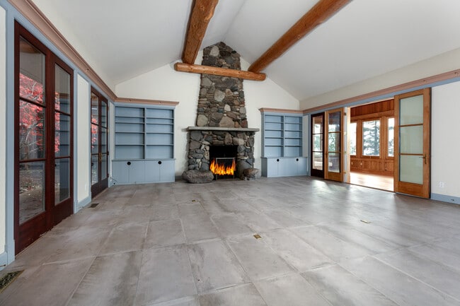 Building Photo - 395 SW Eyrie Rd