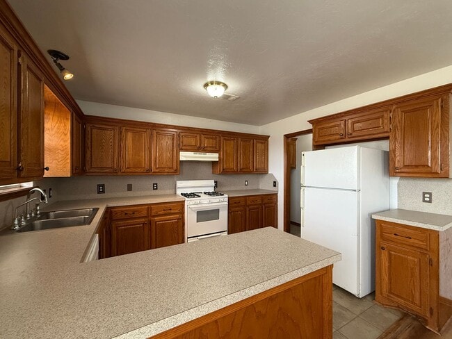 Building Photo - Cozy Retreat on 1 Acre – Perfect for Relax...