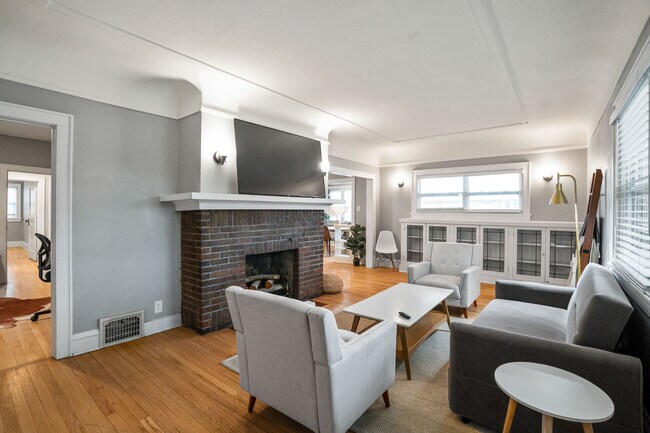 Foto del edificio - 2863 N Frederick Ave