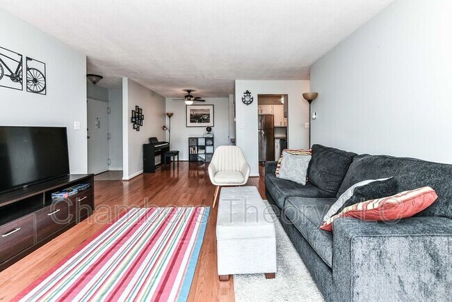 Foto del edificio - 440 E Cornell Dr