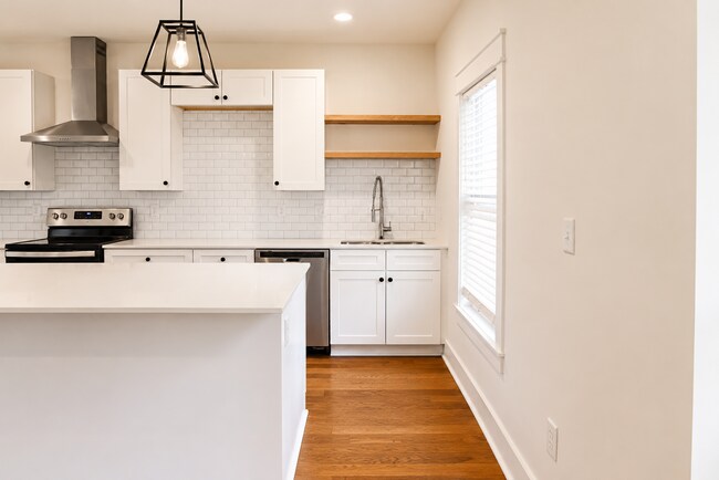 Foto del edificio - 4-Bedroom Home Steps from the Pool Near Tennessee Tech