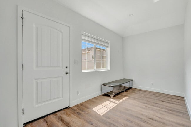 Foto del edificio - Updated 3BR Home with Pool & Detached ADU on Quiet Tree-Lined Street in Tarzana