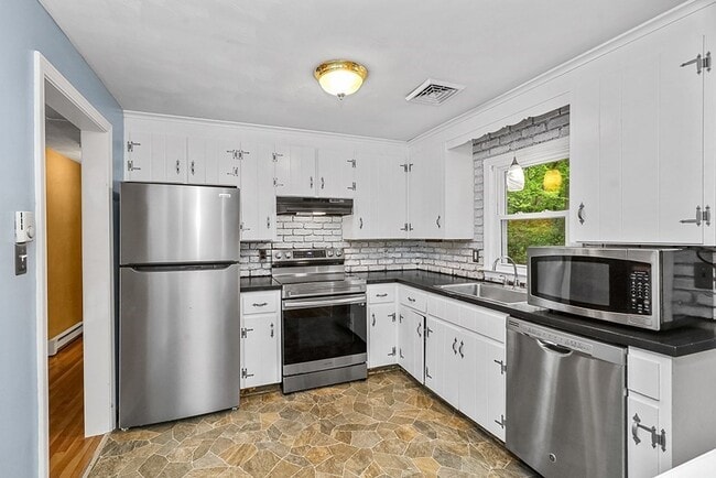 Building Photo - 72 Westfield Dr