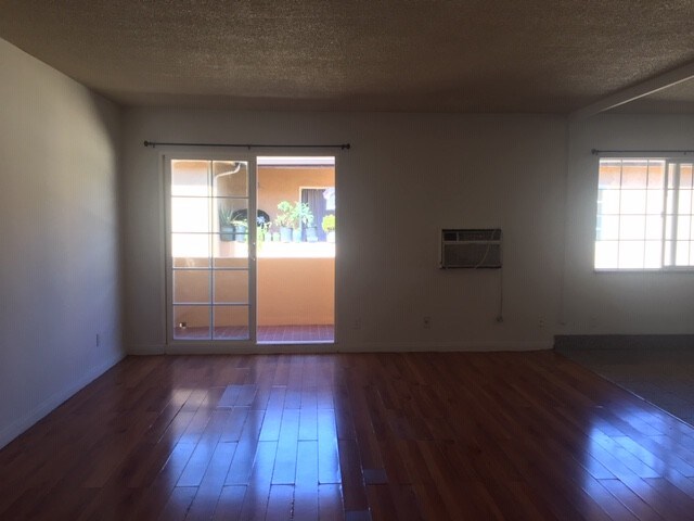 Foto principal - 8636 Willis Ave