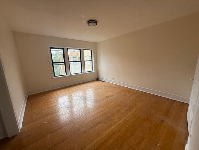Foto del edificio - 7351 N Damen Ave