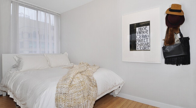 Photo du bâtiment - Hollyburn Court