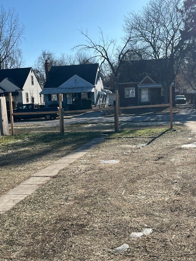 Building Photo - 15871 Fairmount Dr