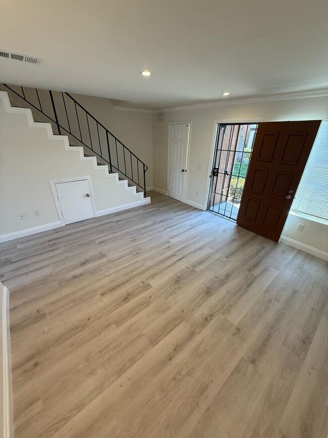 Foto del edificio - 2 bedroom 1.5 Bath Upgraded Townhome